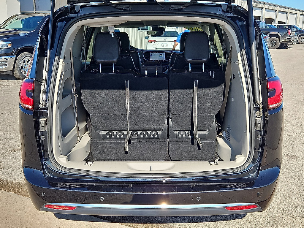 Used 2024 Chrysler Pacifica Touring-L FWD image 15