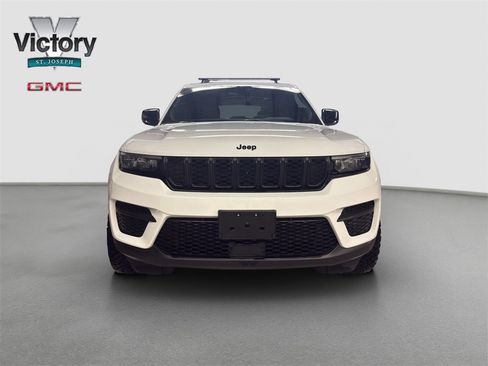 Used 2024 Jeep Grand Cherokee Altitude image 3