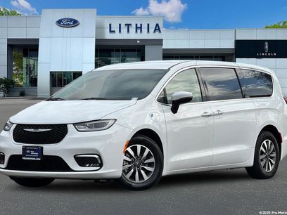 Used 2023 Chrysler Pacifica Touring-L