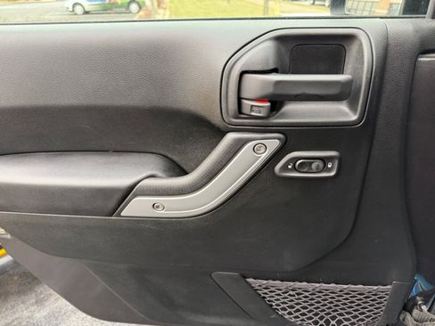 Used 2018 Jeep Wrangler Unlimited Sahara w/ Connectivity Group image 34