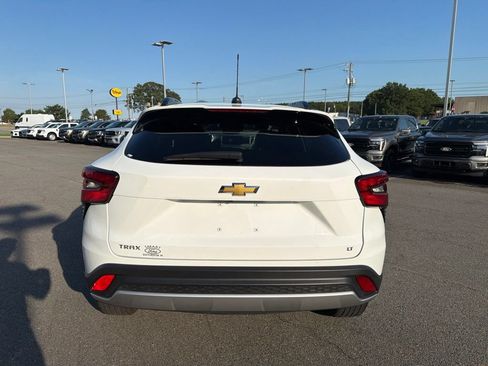 Used 2025 Chevrolet Trax LT FWD image 5
