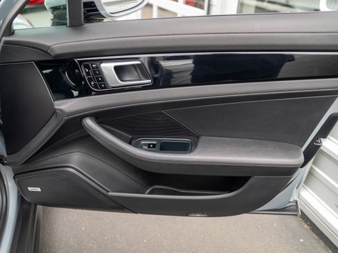 Used 2018 Porsche Panamera 4 image 32