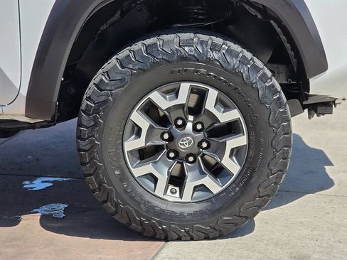 Used 2018 Toyota Tacoma TRD Off-Road w/ Technology Package AWD/4WD image 13