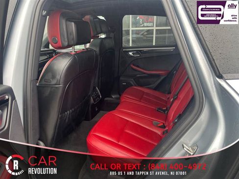 Used 2022 Porsche Macan w/ Premium Package Plus AWD/4WD image 31