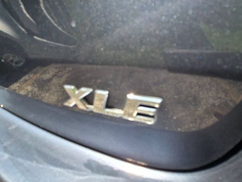 Used 2019 Toyota Highlander XLE FWD image 14