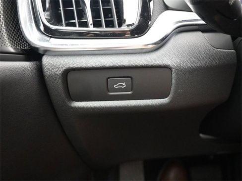 Used 2024 Volvo V60 B5 Cross Country Ultimate image 29