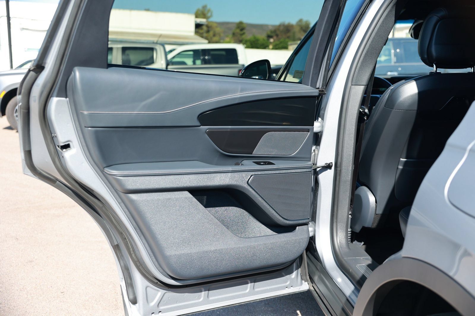 Used 2024 Lincoln Nautilus Premier w/ Jet Appearance Package AWD/4WD image 40