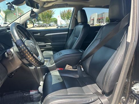 Used 2018 Toyota Highlander XLE FWD image 3