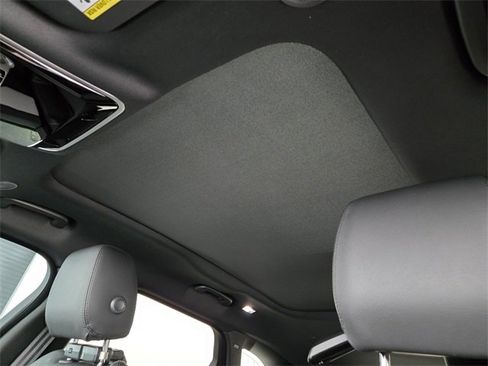 New 2026 Land Rover Range Rover Velar Dynamic SE image 11