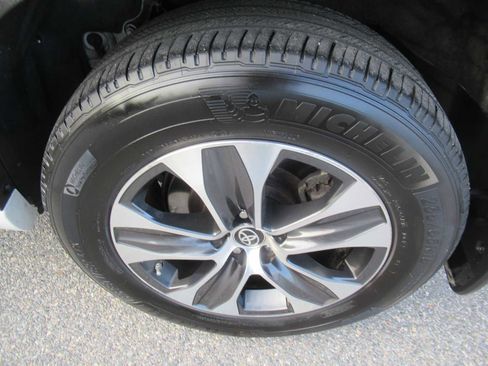 Used 2022 Toyota Highlander XLE image 9