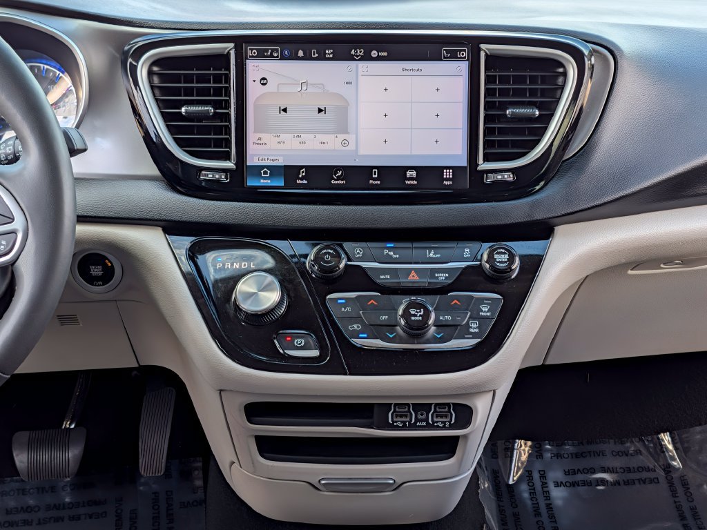 Used 2024 Chrysler Pacifica Touring-L FWD image 25