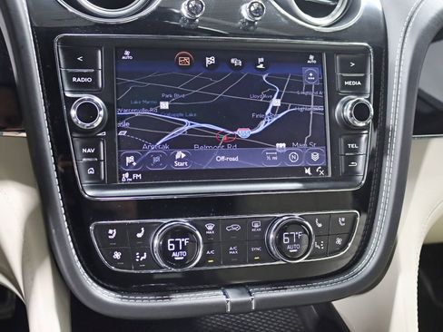 Used 2017 Bentley Bentayga AWD/4WD image 21