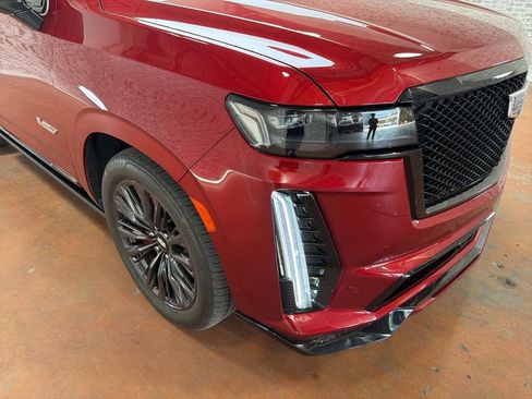Used 2023 Cadillac Escalade V w/ LPO, ONYX Package AWD/4WD image 9
