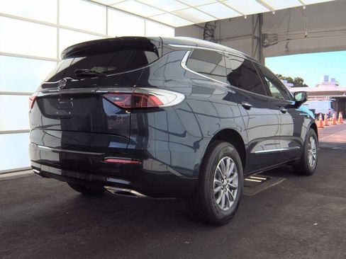 Used 2023 Buick Enclave Essence FWD image 2