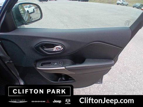 Used 2019 Jeep Cherokee Latitude Plus w/ Cold Weather Group AWD/4WD image 16