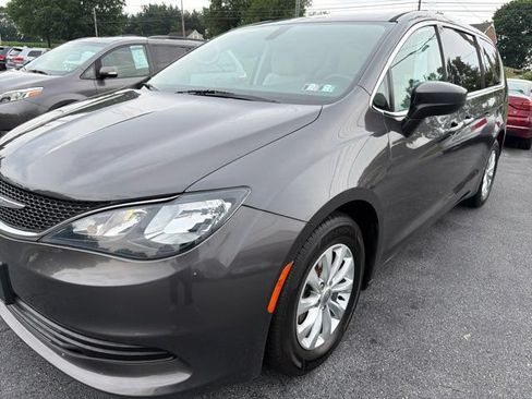 Used 2017 Chrysler Pacifica LX FWD image 4