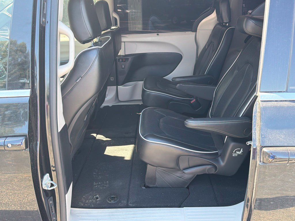 Used 2023 Chrysler Pacifica Limited FWD image 18