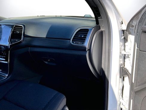 Used 2019 Jeep Grand Cherokee Laredo image 21