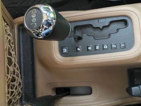 Used 2011 Jeep Wrangler Unlimited Sahara w/ Connectivity Group AWD/4WD image 23