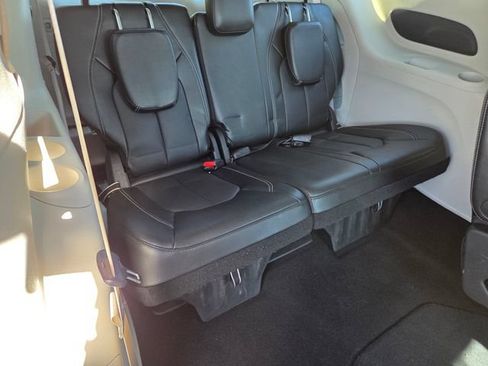 Used 2024 Chrysler Pacifica Touring-L FWD image 14
