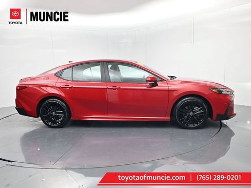Used 2025 Toyota Camry SE w/ Convenience Package FWD image 1