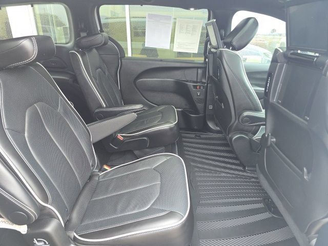 Used 2024 Chrysler Pacifica Limited w/ Uconnect Theater Family Group AWD/4WD image 7