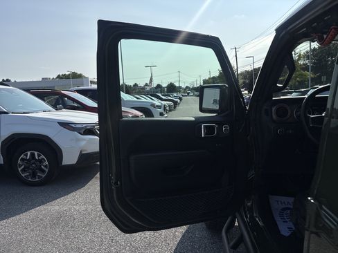 Used 2022 Jeep Gladiator Mojave w/ Cold Weather Group AWD/4WD image 32