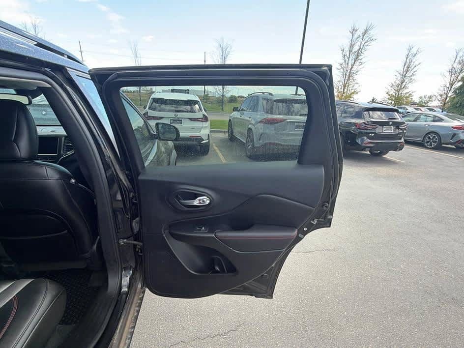 Used 2022 Jeep Cherokee Trailhawk w/ Premium Leather Package AWD/4WD image 24