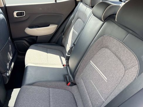 Used 2020 Hyundai Venue FWD image 14