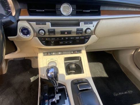 Used 2013 Lexus ES 300h w/ Luxury Pkg FWD image 12