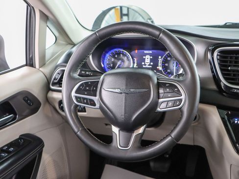 Used 2023 Chrysler Pacifica Touring-L image 12