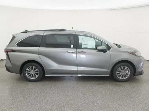 New 2026 Toyota Sienna XLE image 11