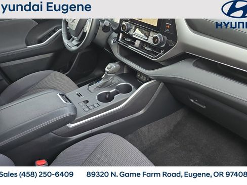 Used 2024 Toyota Highlander LE FWD image 22