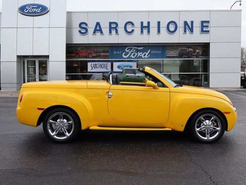 Used 2006 Chevrolet SSR w/ Preferred Equipment Group image 2