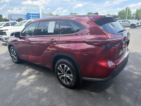 Used 2022 Toyota Highlander XLE AWD/4WD image 8