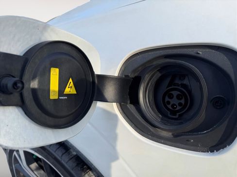 Used 2023 Volvo XC60 T8 Ultimate w/ Climate Package image 22