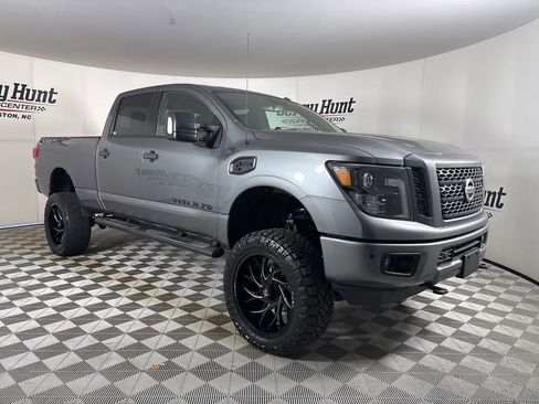 Used 2018 Nissan Titan SV w/ SV Convenience Package image 3