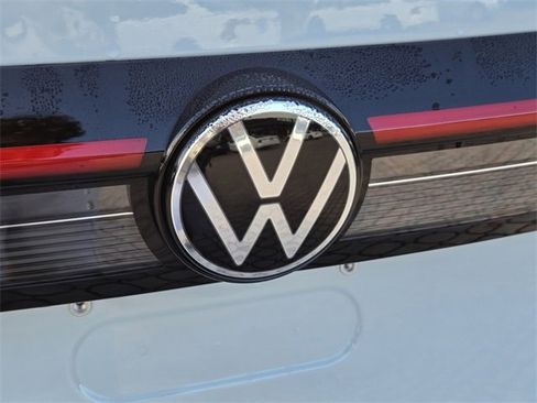 Used 2025 Volkswagen Taos SE w/ Panoramic Sunroof Package image 15