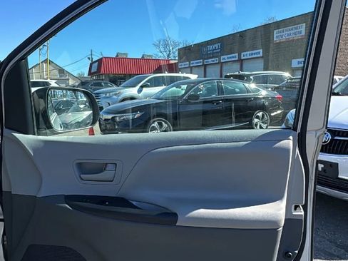 Used 2016 Toyota Sienna L image 14