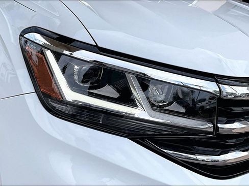 Used 2020 Volkswagen Atlas Cross Sport SE FWD image 29