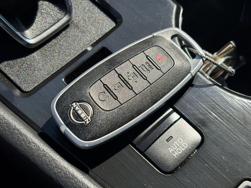 Used 2025 Nissan Rogue SV FWD image 21