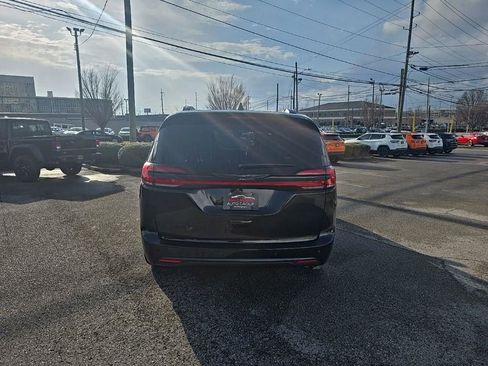 New 2026 Chrysler Pacifica Select image 4