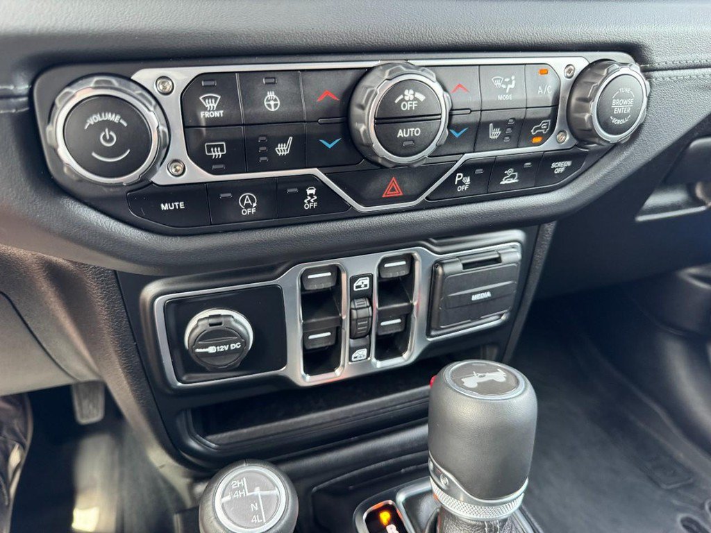 Used 2024 Jeep Wrangler Unlimited Sahara w/ Technology Group AWD/4WD image 19