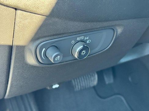 Used 2022 Chevrolet Equinox LS w/ LS Convenience Package image 17