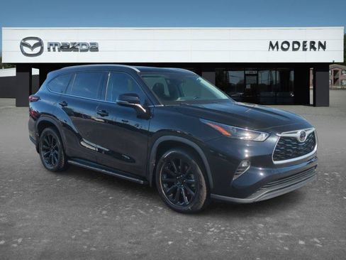 Used 2022 Toyota Highlander XLE AWD/4WD image 7