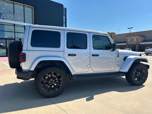Used 2022 Jeep Wrangler Unlimited Sahara w/ Cold Weather Group AWD/4WD image 16