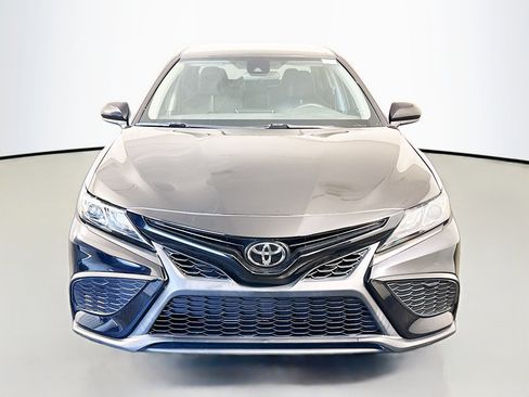 Used 2021 Toyota Camry SE image 2