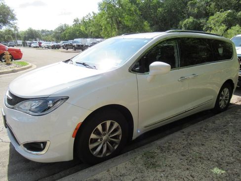Used 2019 Chrysler Pacifica Touring-L FWD image 2