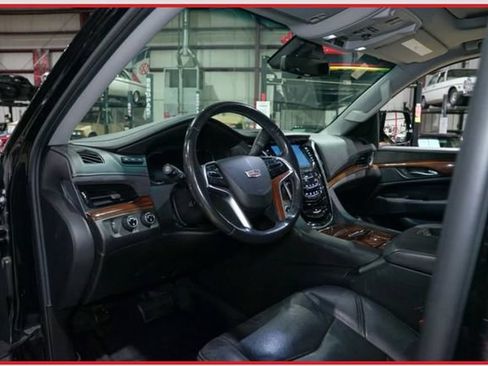 Used 2018 Cadillac Escalade ESV Luxury AWD/4WD image 6
