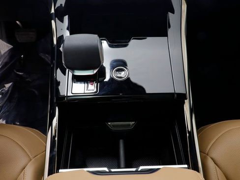 Used 2025 Land Rover Range Rover Sport SE image 13